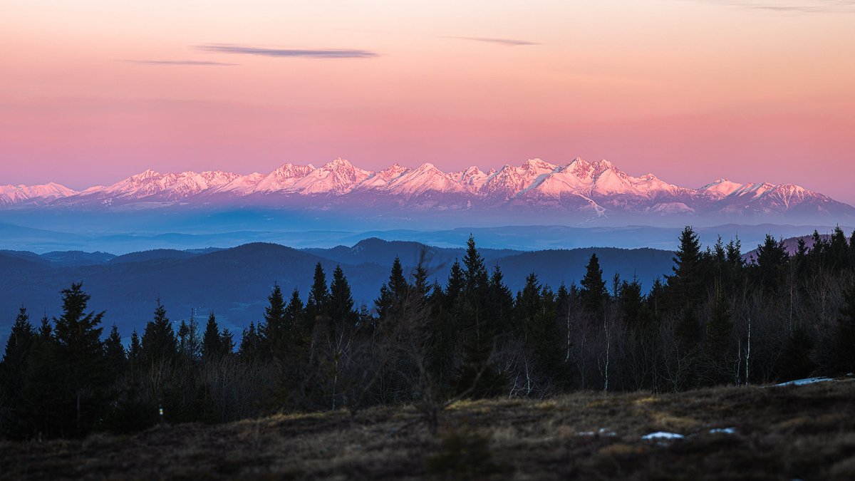 GORSKI_SWIAT's tweet photo. TATRY PIĘKNE GÓRY🏔️ z dziś:
1. o wschodzie słońca z Kojszowskiej Hali - Robert Barsa
2. widok z góry #Sivec sk - Peter Keruľ https://t.co/6lVwXyQH8R
