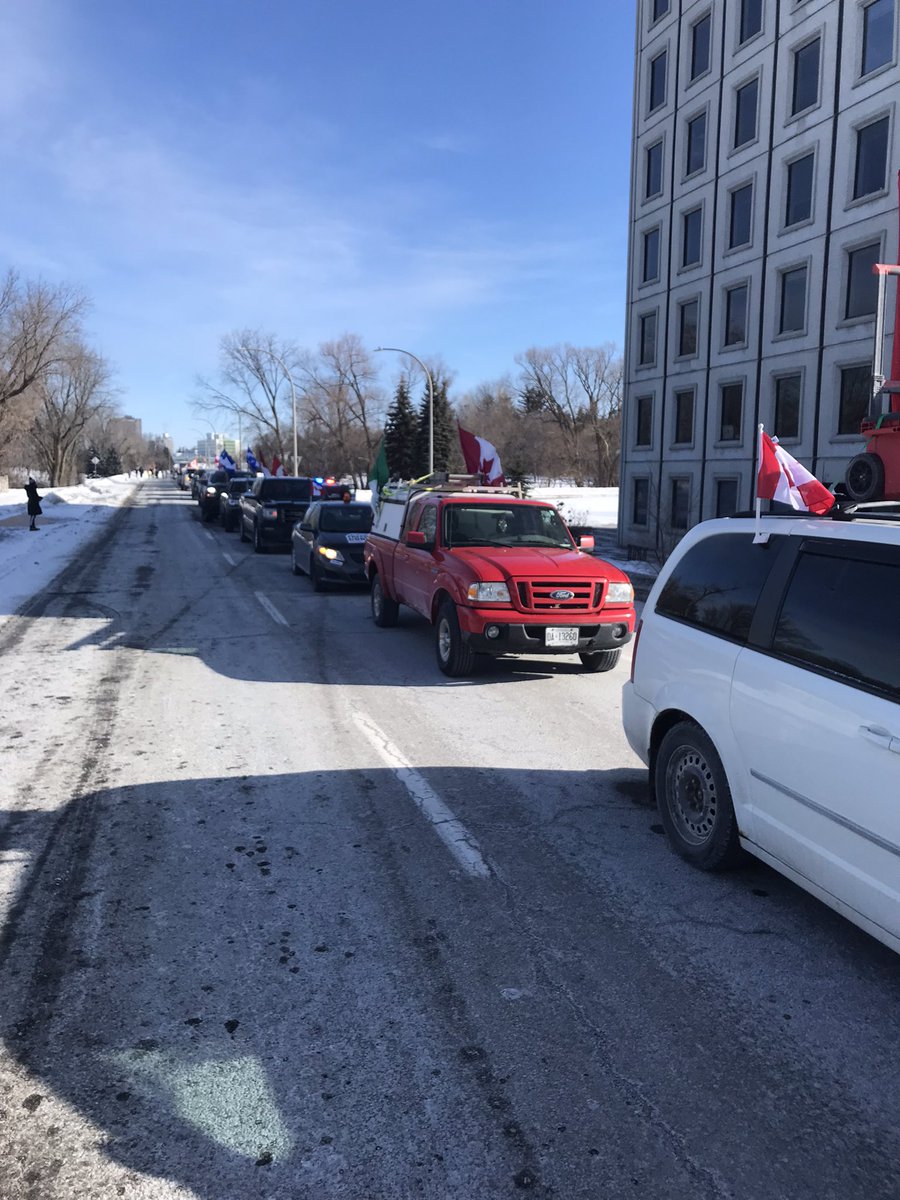 We blocked the convoy in our neighbourhood this morning at Riverside at Bank. We started with about 25 people with hundreds more who have joined in solidarity. We made sure residents could get through but kept the convoy here. #Ottawa #OttawaOccupied #Ottnews
