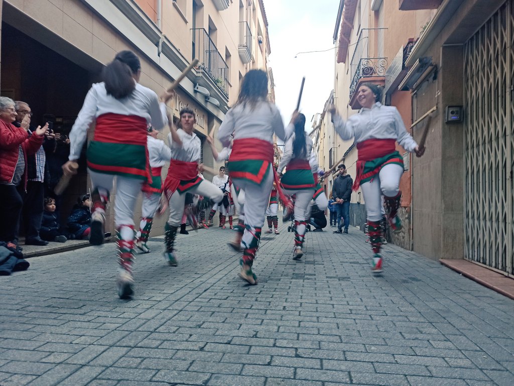 ▶️ FESTA MAJOR | La colla <a href="/bastomontserrat/">bastonersmontserratí</a> tanca els actes al carrer de #FestaMajor amb la Passada Bastonera de #SantaEulàlia