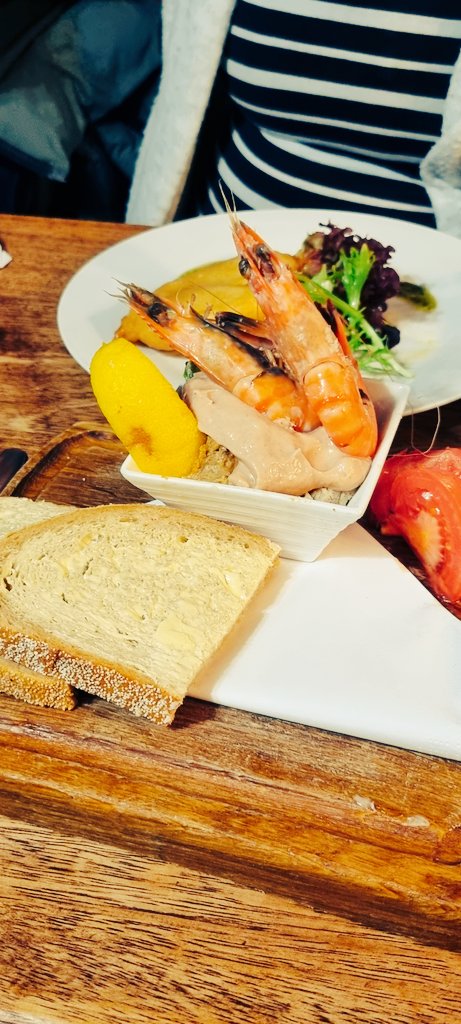 LazySlothVibes's tweet photo. So had a massive lunch forgetting I also have a 3 course meal planned later 🙃 what have I done 

#meal #food #foodoverload #scampi #seafood #friends #date #fml #cuisine #lunch https://t.co/GddLArVw2w