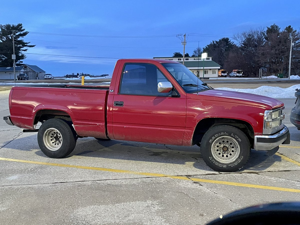 Car_Guy_Tom's tweet photo. Shorty! Spotted this honest pickup in #Galesburg, IL. #Regularcab #Shortbed #CarSpotter #Red #Chevy https://t.co/uKtzAQRz2D