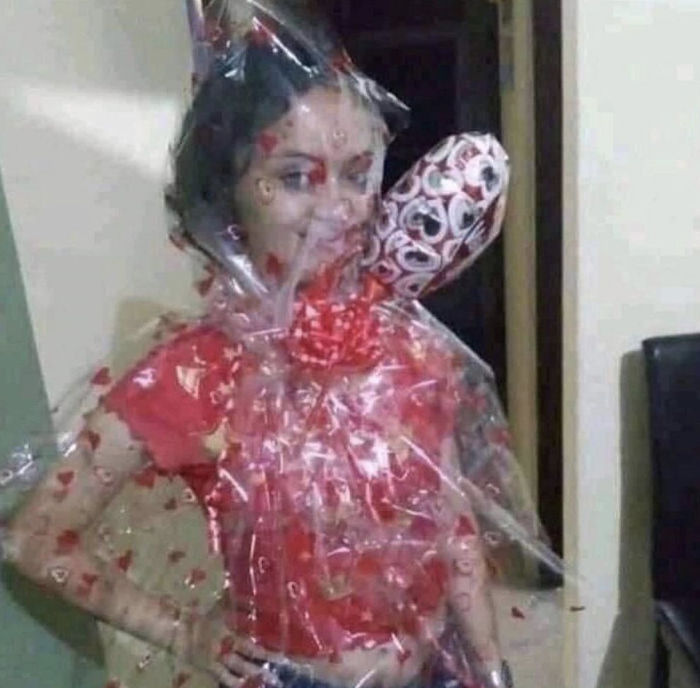soysutrauma's tweet photo. Yo el 14 de febrero envolviéndome como regalo de san valentín para mi amiga: https://t.co/0bKKSabpbF