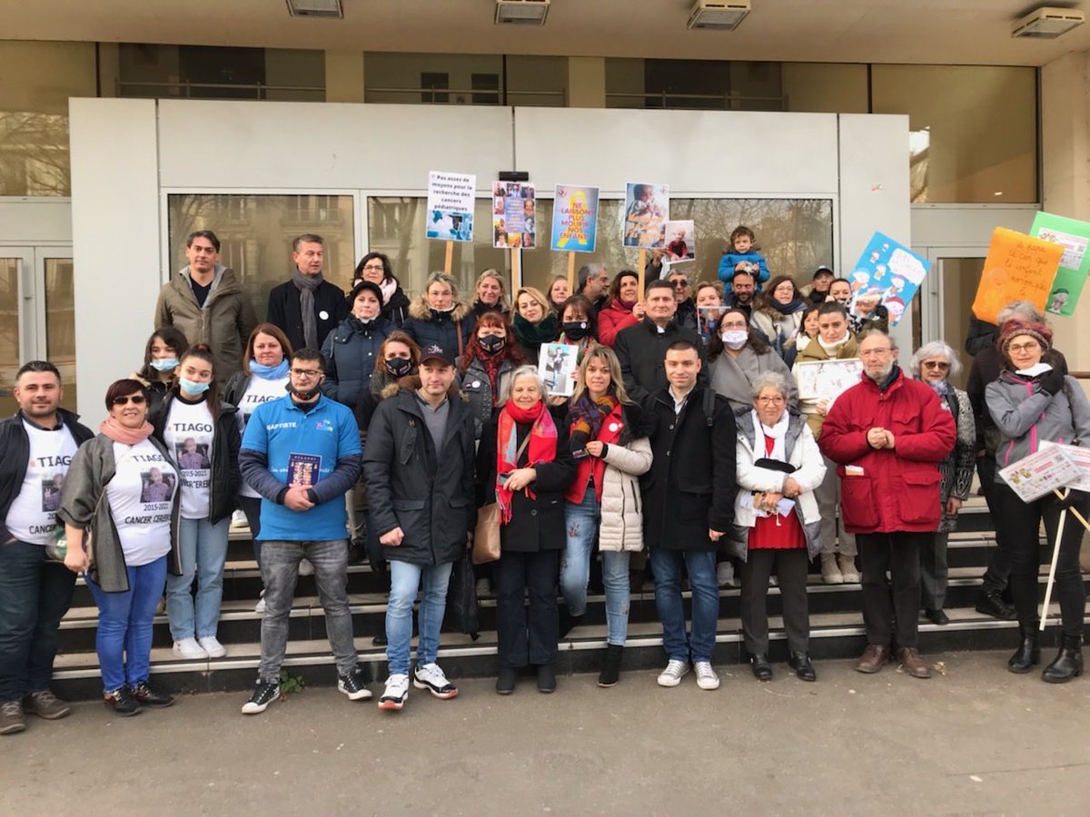 Premier rassemblement des collectifs et associations de lutte contre les #cancerspédiatriques en France devant le Ministère de la Santé. Lundi, le collectif ⁦@stopcancersenfa⁩ (Loire-Atlantique) prendra la parole lors d’une réunion à l’Assemblée Nationale Photo: A.Ropert