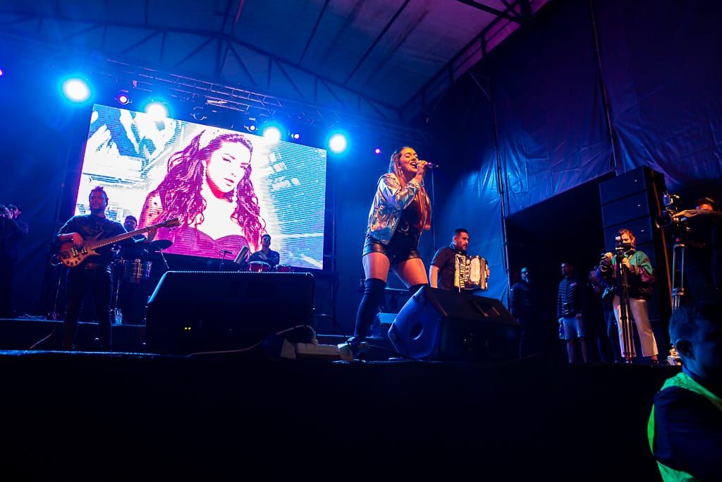 lriesgo's tweet photo. 👇 Así se vivió la cumbia de @AngelaLeivaOk en la hermosa noche de ✨ Huellas en la Laguna ✨ que pasamos ayer en Bolivar https://t.co/GDZAgPDupJ