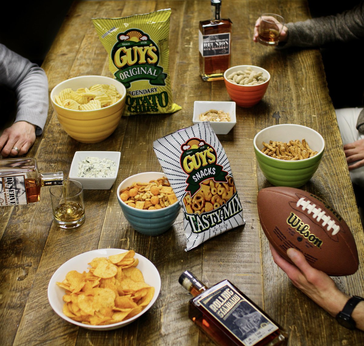 UHDistillingCo's tweet photo. The Sunday of all Sundays is here! Our home team may not be playing today, but you can still enjoy big flavors from two hometown favorites while watching the Big Game!
#SuperBowl #supportlocal #guyssnacks https://t.co/Q8olrmxVv9