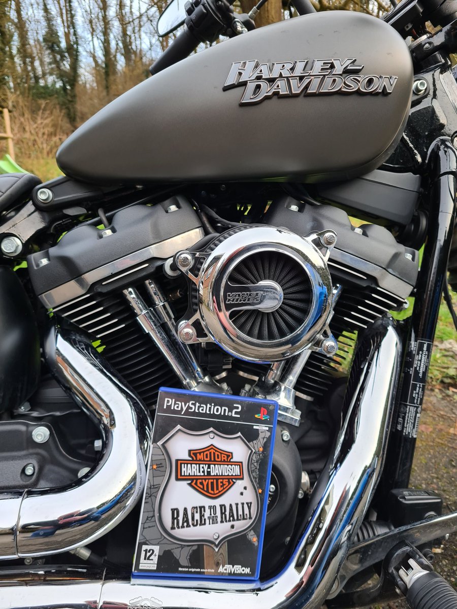 DeluxeVideoGame's tweet photo. #harleydavidson #ps2 
Connaissez vous ce jeu #playstation ? 
Honnêtement il n'est pas terrible 😅 
mais étant moi même fan de la marque #harley il m'est impossible de passer à côté de ce #jeuxvideo de #biker

Vive le #retrogaming les #bikeuse  ❤ https://t.co/F6PyTGbU9s