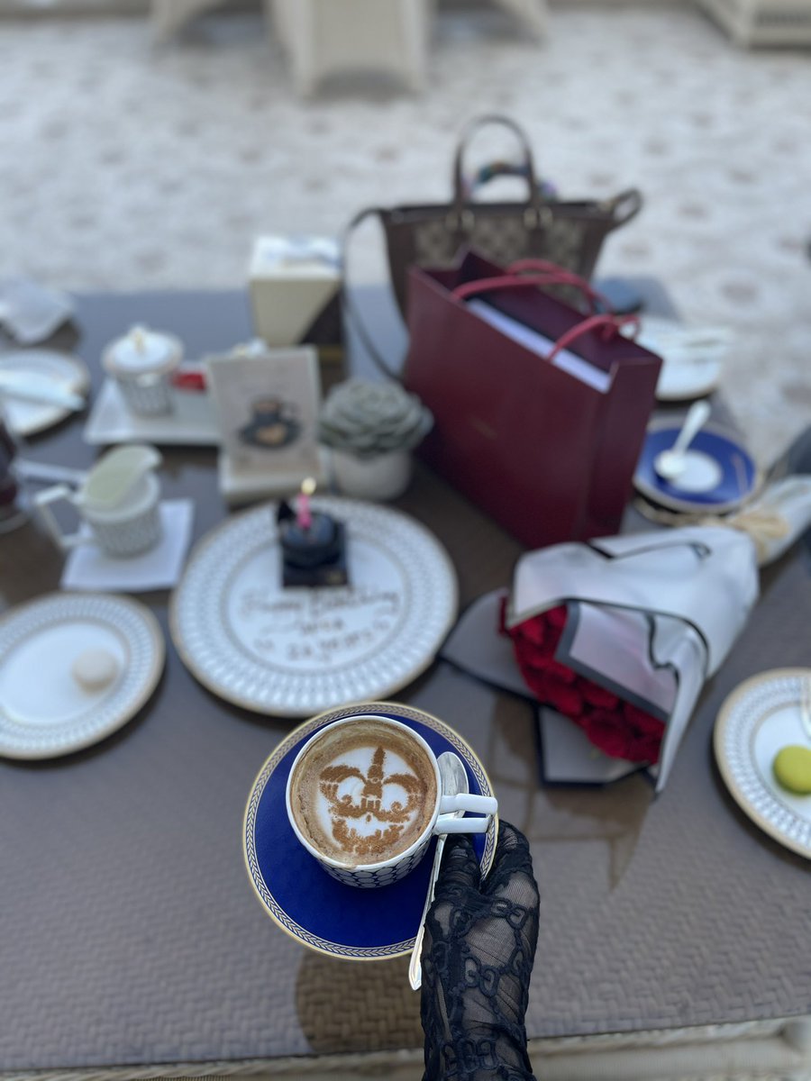 2017Vactory's tweet image. أعبُر هذه الأرض كغزالة حُلوة وسعيدة بنزهتها.🦌🤍
 #الفلنتاين