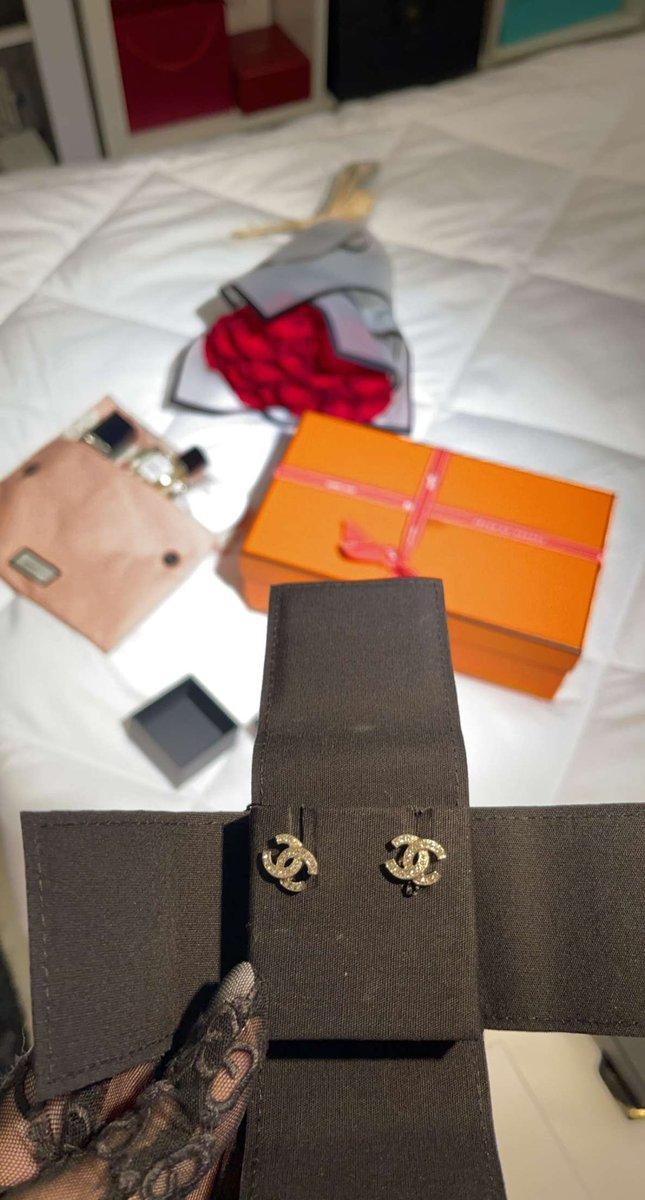 2017Vactory's tweet image. أعبُر هذه الأرض كغزالة حُلوة وسعيدة بنزهتها.🦌🤍
 #الفلنتاين