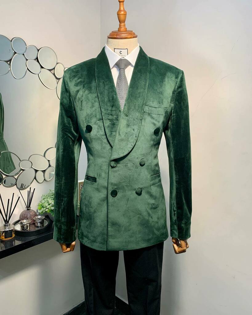 _KingCoal's tweet photo. Bespoke Emerald green double breasted velvet suit from @_kingcoal.

DM/whatsapp/ call for inquiry

#stylevitae #suitsharks #kingcoal #lltk #bellanaijastyle #bellanaijaweddings https://t.co/TAUegA7vDO https://t.co/XdEMQtny9p