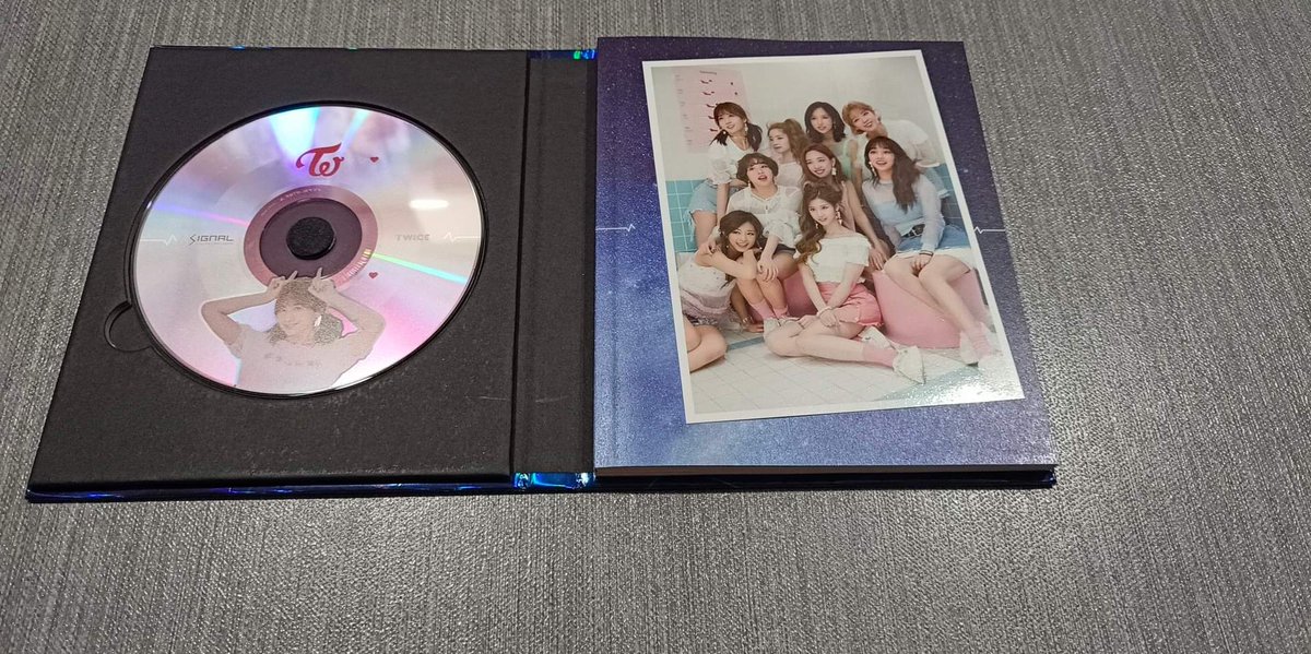 BangtwiceBudols's tweet photo. Surprise GA dahil ot9 ang pumunta sa US.
Unsealed signal with momo Cd, with postcard.
Reply "mine + #SafeFlightGirls @JYPETWICE
Happy valentines, y'all 💖 https://t.co/we8Mt5iEp3
