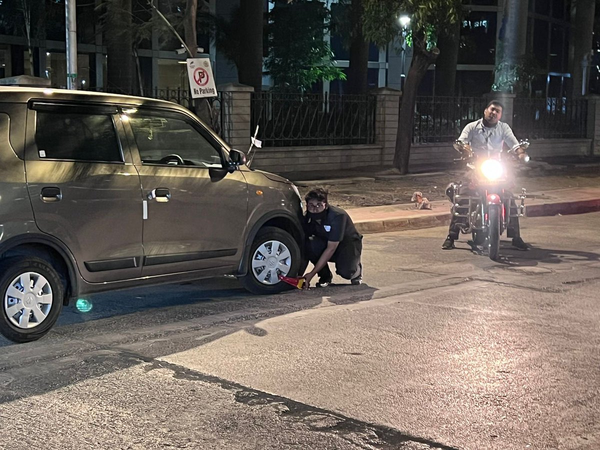 CyrusDhabhar's tweet photo. There is a massive scam happening in BKC where MMRDA representatives are going around and clamping cars without authority and charging people ₹300 for removing the clamps. We have approached the BKC police station on Wednesday night but there has been no response since.. 1/2 https://t.co/1VfiL3WrZY