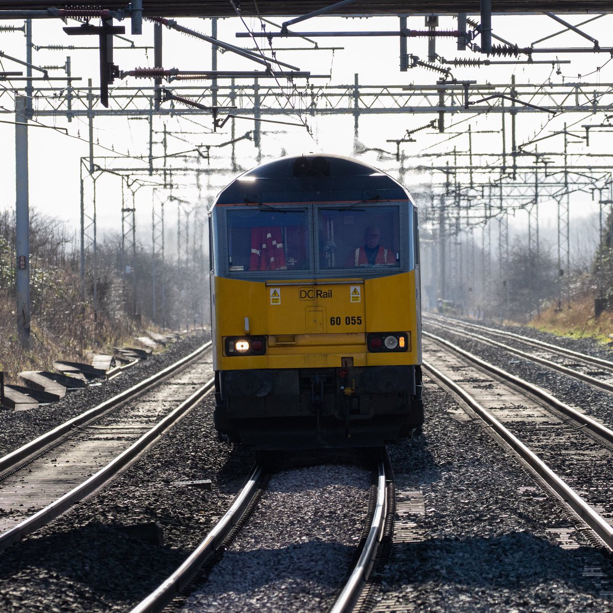 Friday treat… @DCRail2018 60055 approaches Cheddington with 6Z43 Acton to Burton on Trent - 11-Feb-22