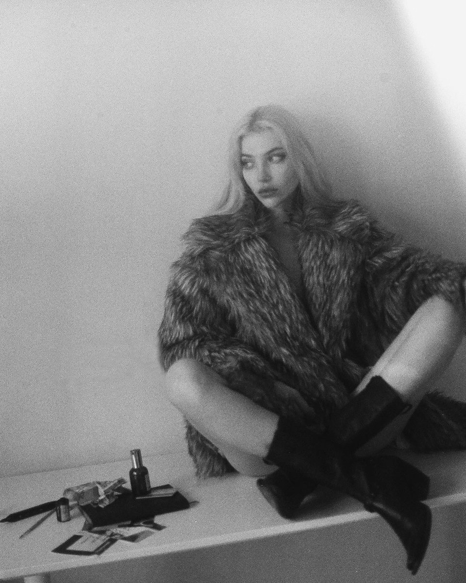 newfaceinnhell's tweet image. Это были два кадра из 10 которые спаслись из этой серии так как плёнка была засвечена