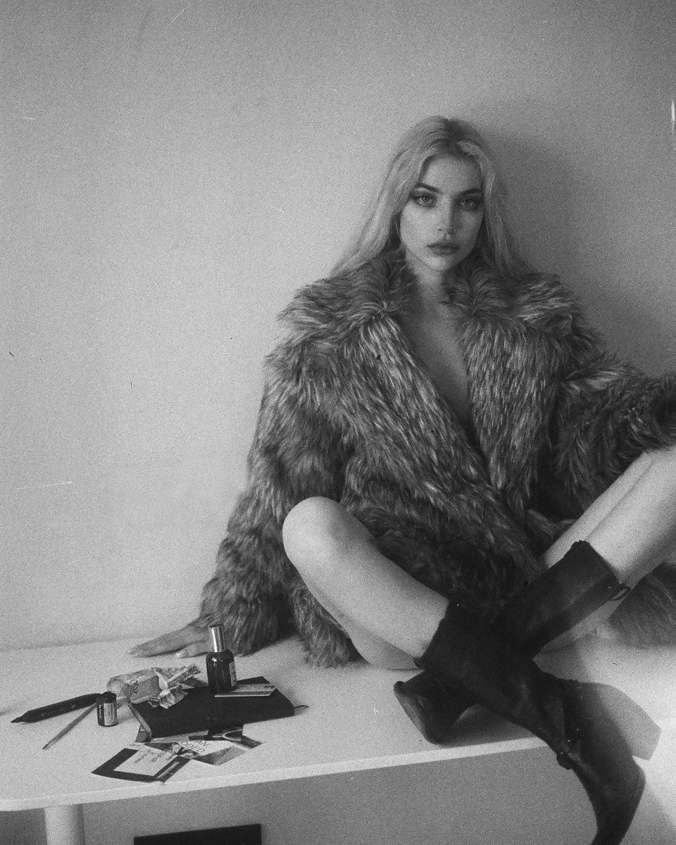 newfaceinnhell's tweet image. Это были два кадра из 10 которые спаслись из этой серии так как плёнка была засвечена