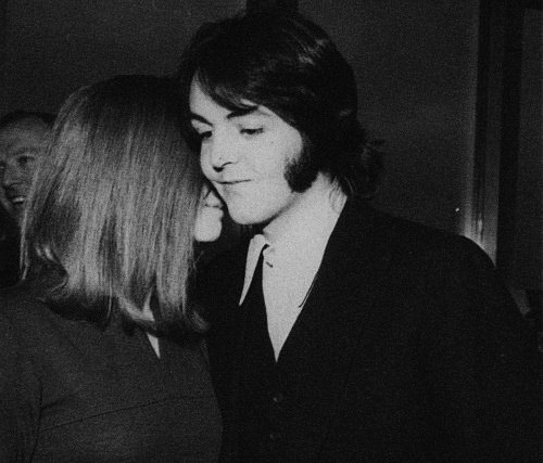 mccartneyist's tweet photo. paul mccartney &amp; linda eastman (13 feb 1969) https://t.co/nBkepIzGz7