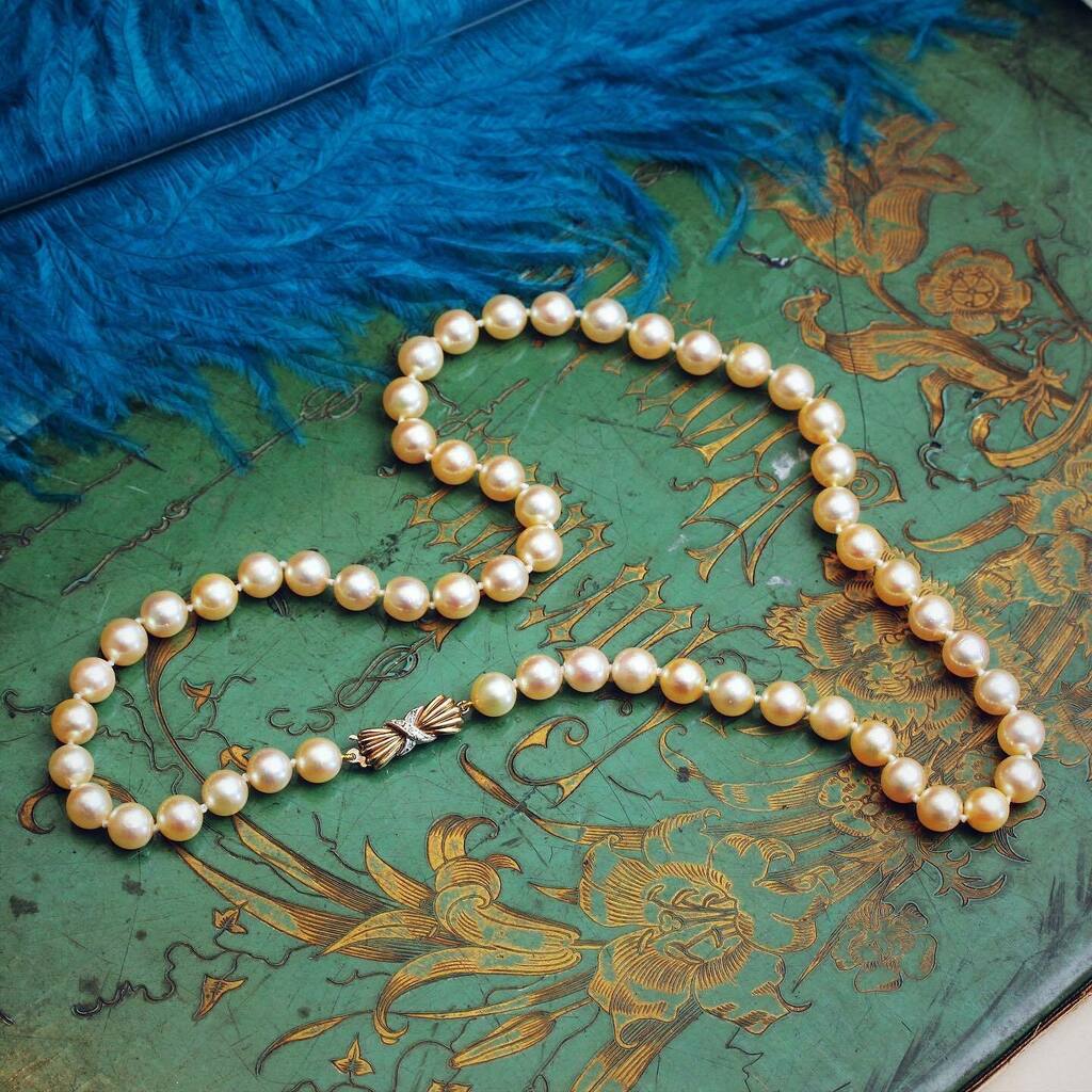 Crème de la Crème vintage Cultured Saltwater Pearls… always elegant, just fasten them around your neck to elevate your outfit £1295 #vintagepearlnecklace #vintagepearls #pearlnecklace #classicjewelry #classicjewellery #vintagepearl instagr.am/p/CZ7OTGWoYaa/