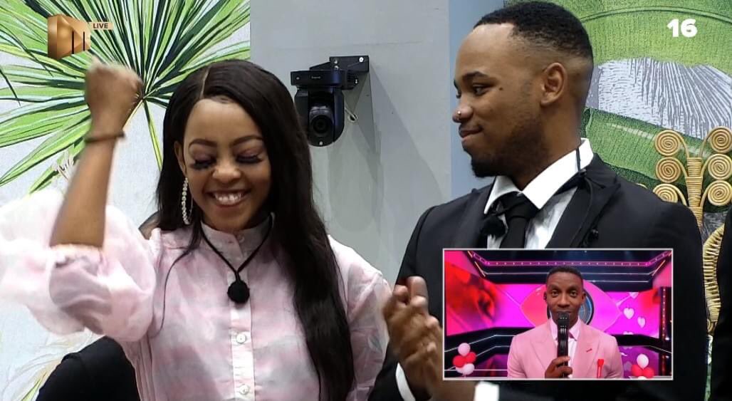 Praise68935258's tweet photo. Honestly this #MphoWaBadimo is really annoying,busy using her so called gift to control everyone in the house,and think she is above everyone

#BBMzanzi https://t.co/7JWUTcfqOy