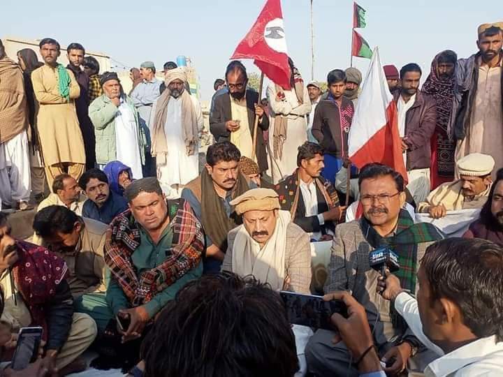 KashifAliLanga4's tweet photo. It is unfortunate that 5 people were killed and neither the national media is serious nor any provincial minister from Sindh contacted the families. People are protesting along with dead bodies on road.
#QaziAhmedIncident
#ArrestMohsinZardari https://t.co/z7ZwWHG6Ax