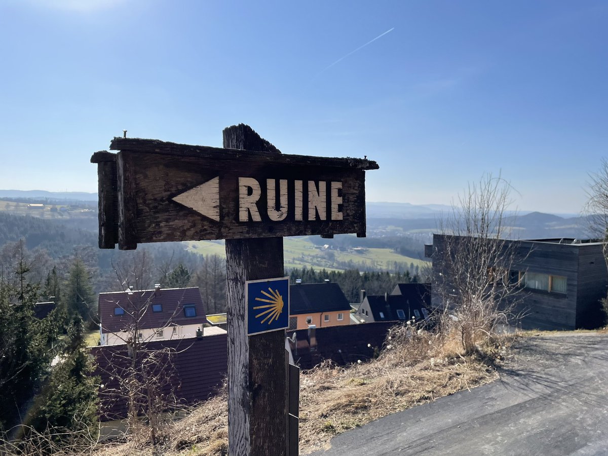cphi5150's tweet photo. Weites Land in @thelaend #Ruine #Rechberg ☀️🌻 https://t.co/76TtIHnlQY