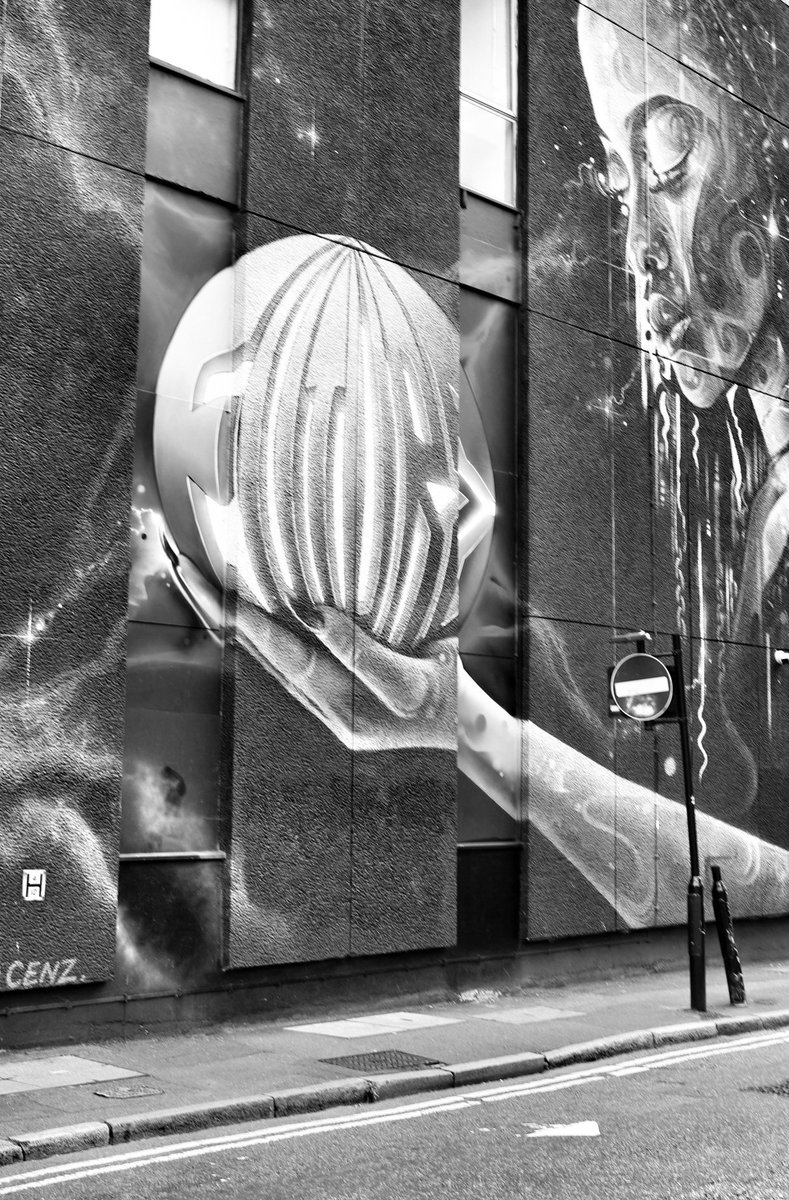 PhilWarrPhotos's tweet photo. Future of East London
#Londonlife #streetphotography #Citylife #streetscene https://t.co/aatrRvmg15