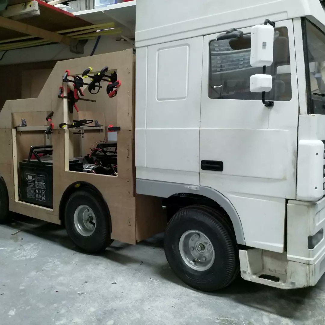 DAF_Model_NL's tweet photo. The shape of the wrecker becomes visible. https://t.co/5kEvJY1Bqw