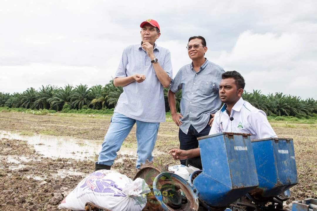 FamoxMalaysia's tweet photo. Sejak tahun 2016 lagi sy cuba sampaikan betapa pentingnya jagung bijirin bagi industri ternakan.Tiada siapa nak dengar.Semua sibuk nak jadi keyboard warrior.Habih skrg harga ayam naik, telur takda di pasaran. Masih nak jadi keyboard warrior ke atau nak balik kmpg tanam jagung? https://t.co/Ssm1BleiLQ