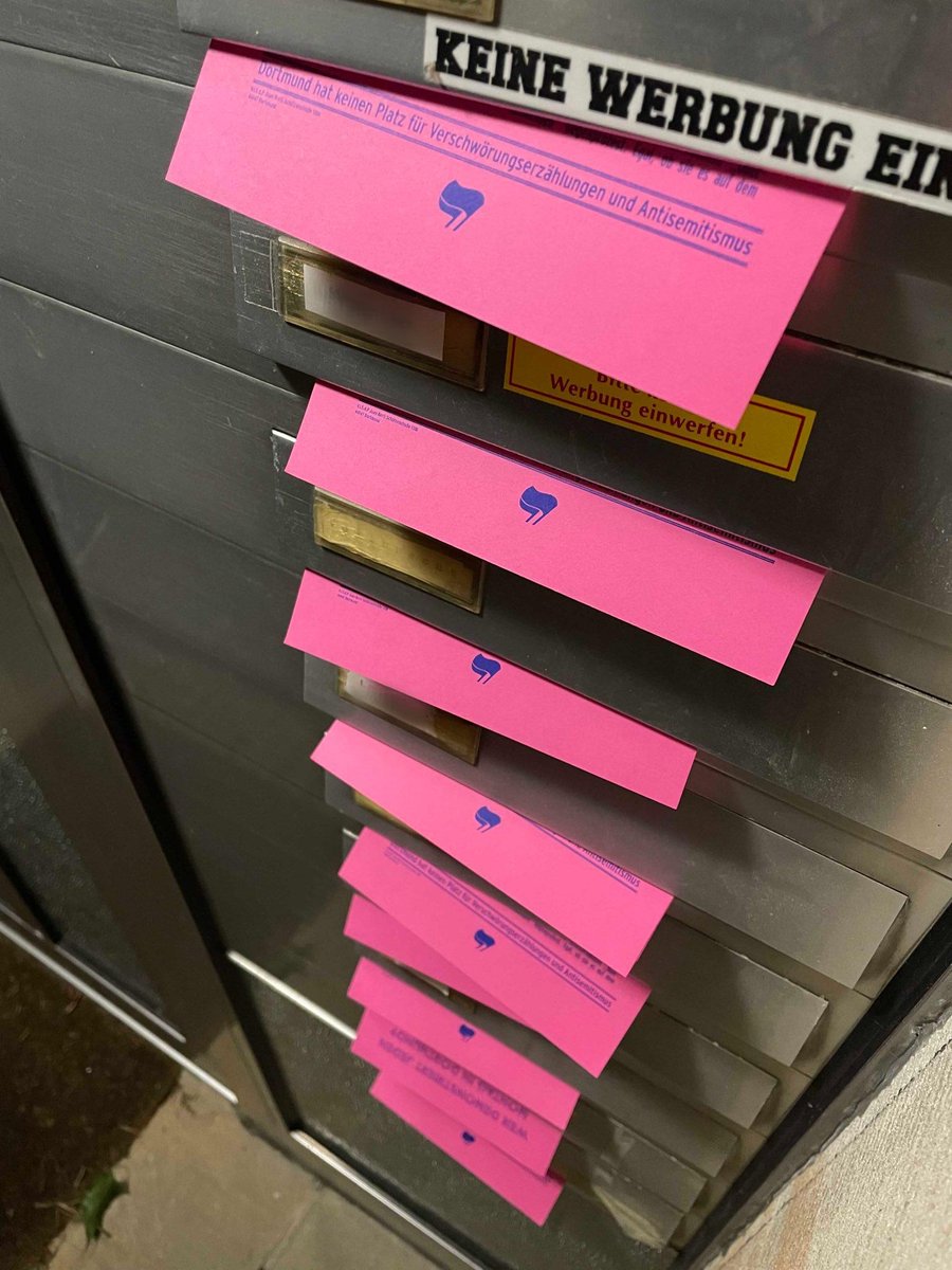 Morgen wollen die selbsternannten "Querdenker" wieder durch das Kreuzviertel ziehen. Gestern haben #Antifa|s im Viertel Flyer verteilt, in denen über den #Antisemitismus in der Bewegung aufgeklärt wurde.
Kommt morgen um 18 Uhr zu Gegenkundgebung an der Möllerbrücke #Dortmund