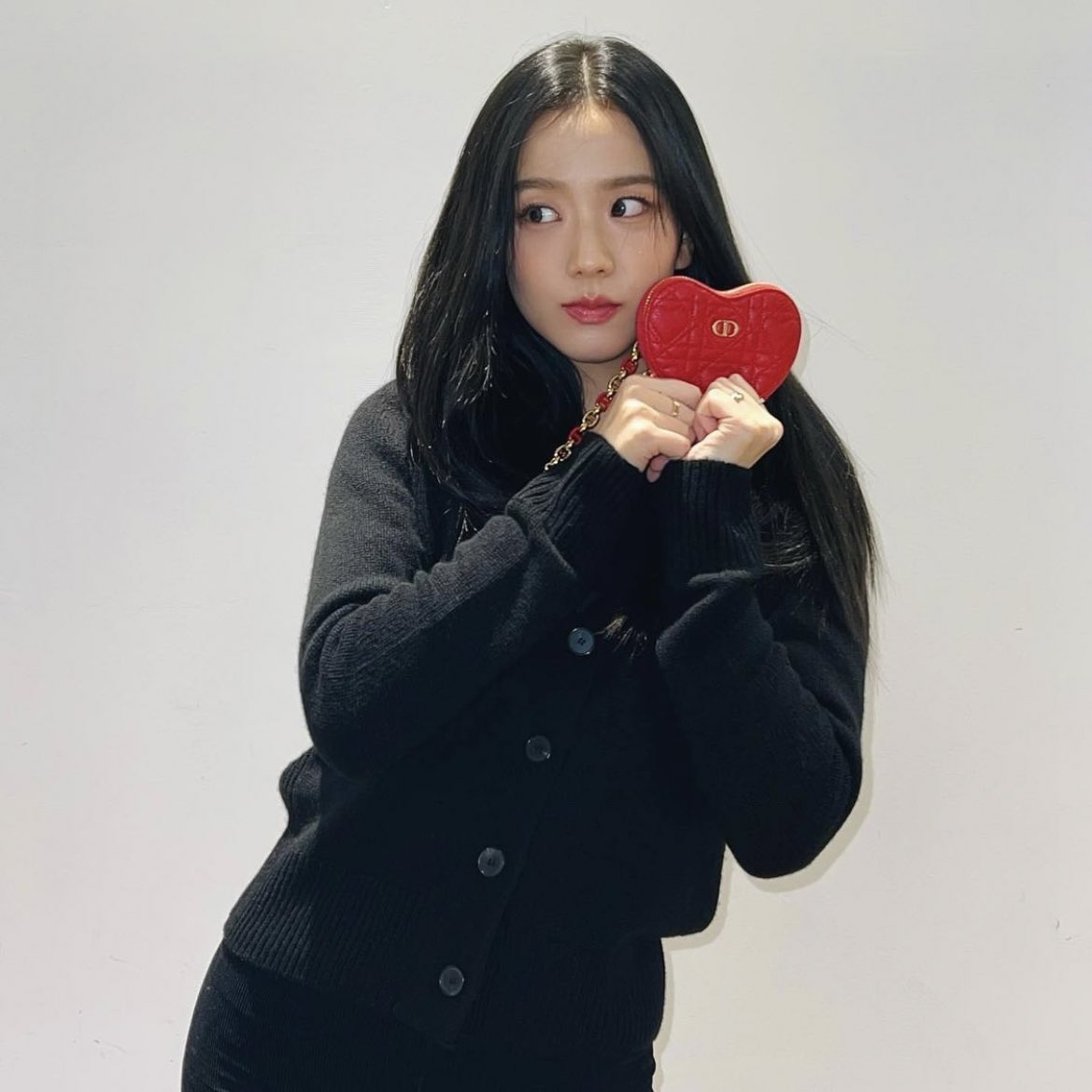 jisoosjpg's tweet photo. happy valentines day ❤️ https://t.co/ymMDB5IFsH