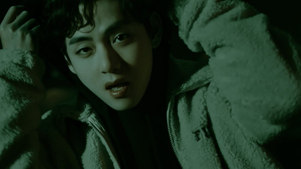 _greentae's tweet photo. ༒

𝘠𝘰𝘶𝘳  𝘦𝘺𝘦𝘴.
𝘠𝘰𝘶𝘳 𝘦𝘺𝘦𝘴 𝘩𝘰𝘭𝘥 𝘦𝘷𝘦𝘳𝘺𝘵𝘩𝘪𝘯𝘨 𝘮𝘺 𝘴𝘰𝘶𝘭 𝘵𝘩𝘪𝘳𝘴𝘵 𝘧𝘰𝘳.

من می‌تونم برای چین نا‌قرینه‌ی پلک‌هات بمیرم تهیونگ ولی تک‌خال زیر چشمت بازی دوباره نفس کشیدنم رو می‌بره.

༺𝐕༻ 

@BTS_twt 
#TAEHYUNG #V #StayAlive 🍃 https://t.co/uqadMMPLG6