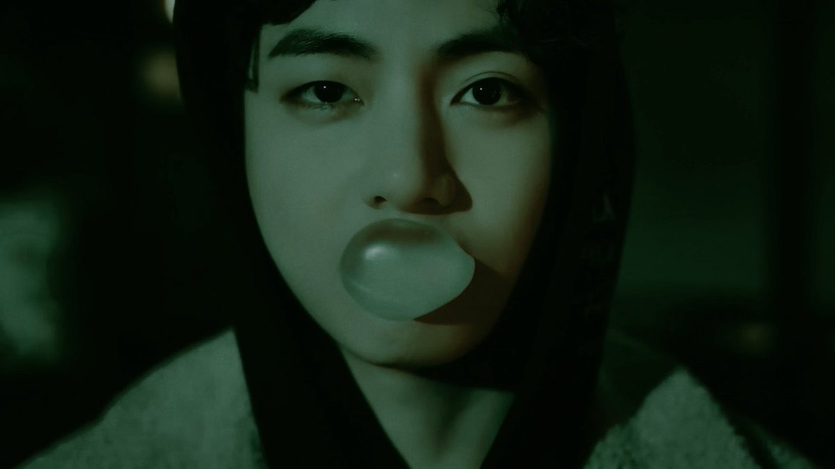 _greentae's tweet photo. ༒

𝘠𝘰𝘶𝘳  𝘦𝘺𝘦𝘴.
𝘠𝘰𝘶𝘳 𝘦𝘺𝘦𝘴 𝘩𝘰𝘭𝘥 𝘦𝘷𝘦𝘳𝘺𝘵𝘩𝘪𝘯𝘨 𝘮𝘺 𝘴𝘰𝘶𝘭 𝘵𝘩𝘪𝘳𝘴𝘵 𝘧𝘰𝘳.

من می‌تونم برای چین نا‌قرینه‌ی پلک‌هات بمیرم تهیونگ ولی تک‌خال زیر چشمت بازی دوباره نفس کشیدنم رو می‌بره.

༺𝐕༻ 

@BTS_twt 
#TAEHYUNG #V #StayAlive 🍃 https://t.co/uqadMMPLG6