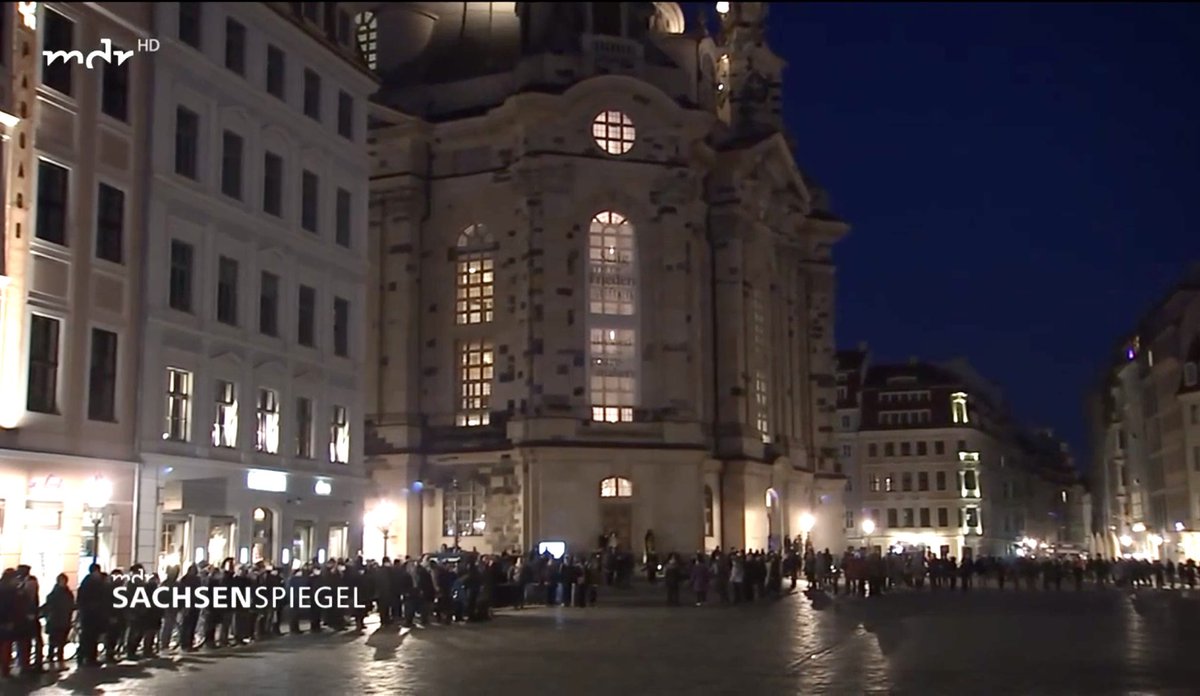 dirk_adam's tweet photo. Menschenkette in #Dresden in stillem Gedenken. Nie wieder Krieg. Nie wieder Faschismus. #DD1302 #13Feb #13February #Peace #NoWar https://t.co/3PPedA0ZTM