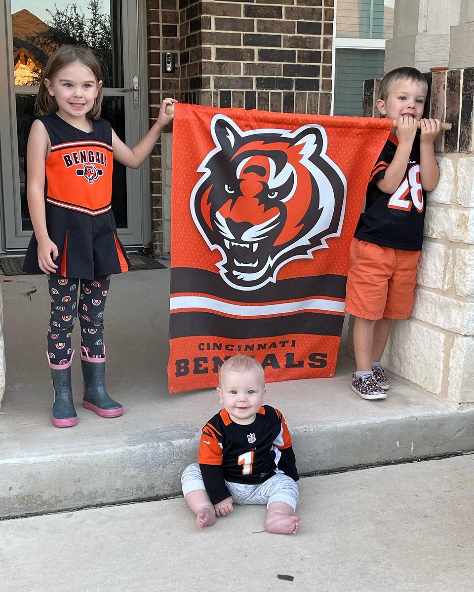 KalicoEyes's tweet photo. @whodeynorth @Bengals #WhoDey from #SanAntonio https://t.co/HSrgPKVQzP