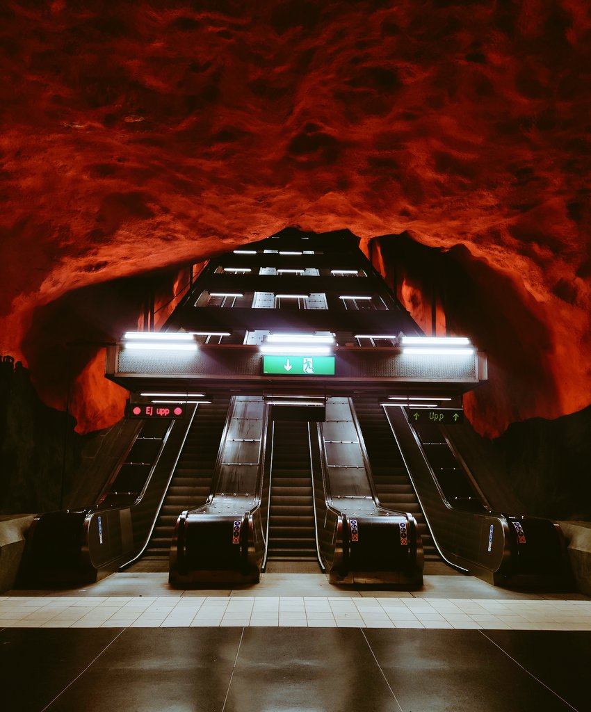 Celiapgui's tweet photo. Las estaciones de metro de Estocolmo son de otro mundo✨ aquí empiezo hilo de algunas de ellas

📍Solna Centrum https://t.co/5fPKT63oFe