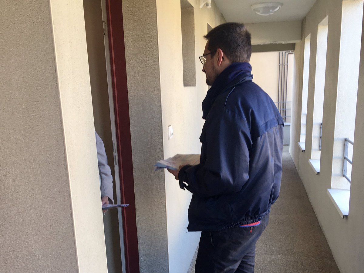 ardefond's tweet photo. #UnionPopulaire à #VicLeComte :
🗣 « Je n’ai plus la santé, mais je n’ai pas toujours les moyens de me soigner. On préfère que les vieux meurent plutôt que de payer leur retraite ! »
➡️ L’#AvenirEnCommun propose de rétablir la retraite à 60 ans pour 40 annuités de cotisation. https://t.co/KNDzZbwbb6