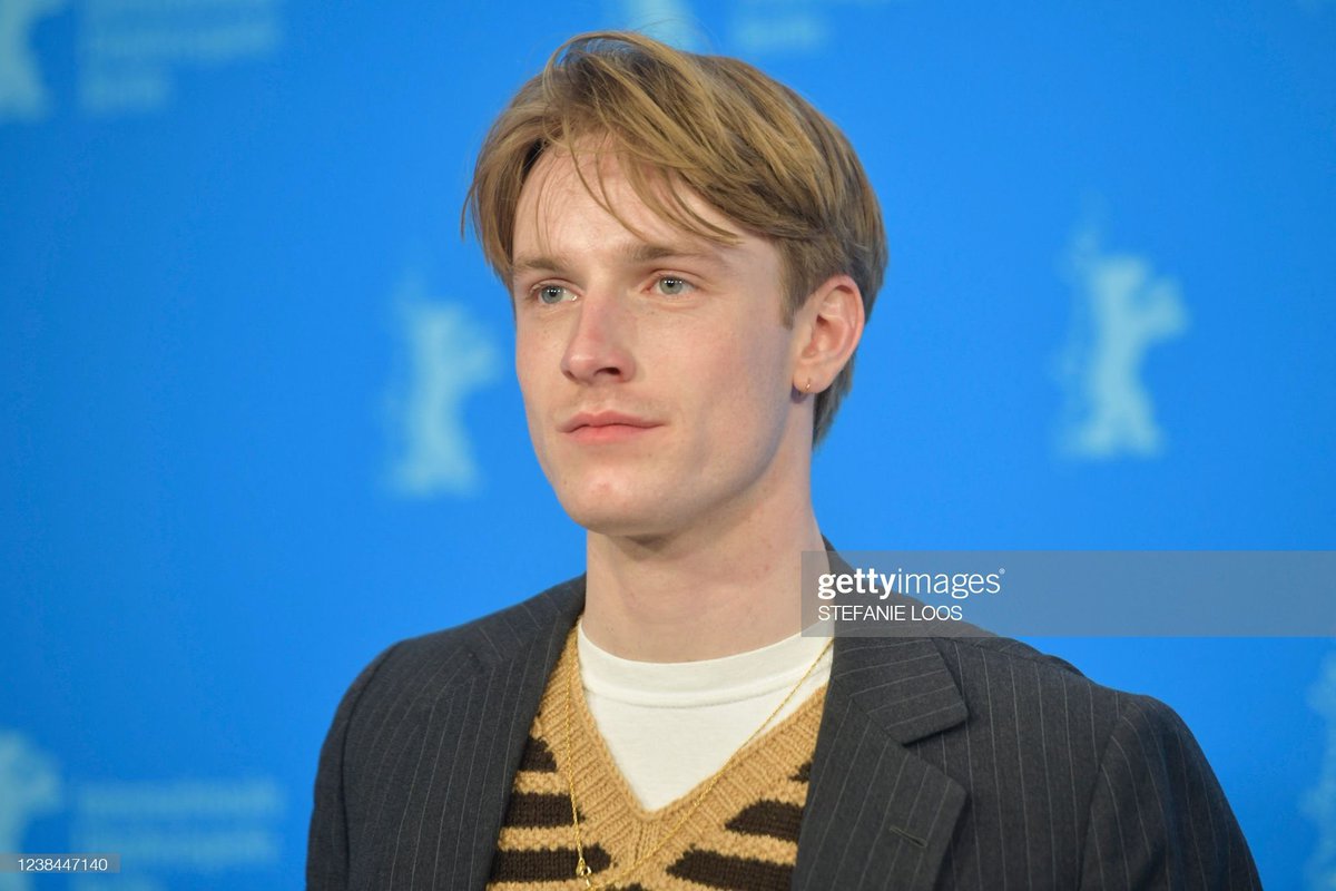 de no verle la cara nunca a tener contenido todos los días, me siento bendecida por louis hofmann 🛐