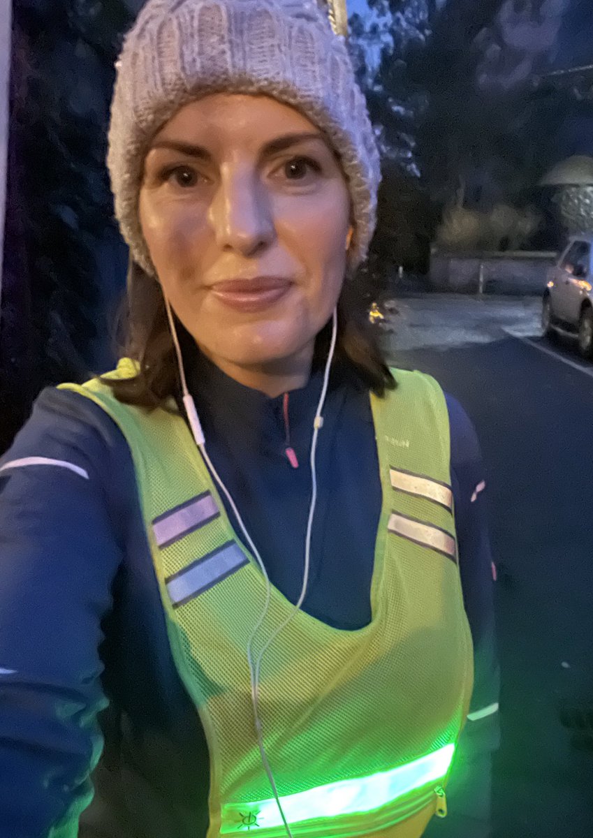 sameoldniamh's tweet photo. Extra points for going out in the rain and dark, right? 🏃🏼♀️#runningwanker https://t.co/rK8Fdjf0XR