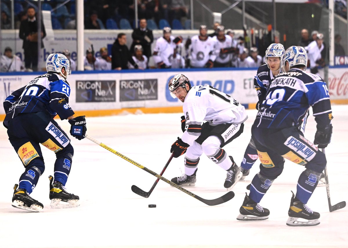 DEL2_News's tweet photo. Die @loewenfrankfurt siegen im Spitzenspiel gegen die @Eisloewen mit 3:2.
Foto: Julia Peter #del2 #HerzblutEishockey #drefra https://t.co/GA2klYJh7V