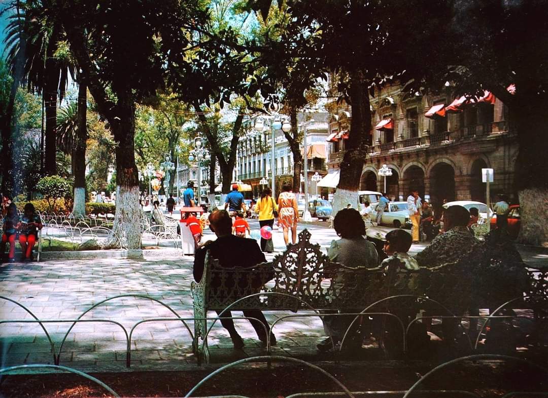 Apacible vista del  Zócalo de #Puebla a finales de los años 70 del siglo pasado.

¡Han pasado casi 50 años!
¡Feliz #Domingo!

Postal VistaColor ca. 1978
Foto: Salvador Femmat.
Colección particular.