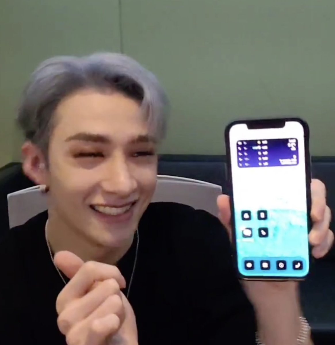 skzlatamproject's tweet photo. .#BangChan dijo que le tomó 4 horas personalizar su celular.

Tiene el océano de fondo de pantalla y decoró también los iconos. Y que tiene lugares "secretos" como el clima arriba y el reproductor  de música  a la derecha. Pensó que el océano le haría bien. 

@Stray_Kids https://t.co/TBOxNhpawy