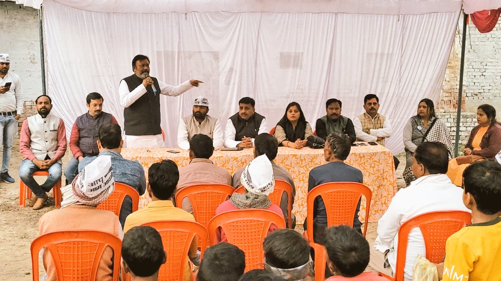 aap_poorvanchal's tweet photo. आज मोहनलालगंज विधानसभा में कर्मठ,जुझारू एवं युवा नेता सूरज प्रधान जी को जिताने की अपील करने आए  @AAPUttarPradesh के सह प्रभारी  @anuppandey_aap ने कहा कि झाड़ू पर बटन दबाने से ही समस्याओं के समाधान होगा बाकी लोग लूटपाट करते रहेंगे. https://t.co/pwztNQ50lv
