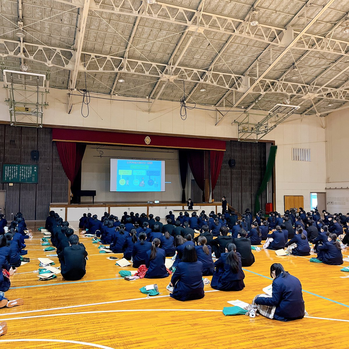 SchoolShimasho's tweet photo. 今日は3年生の年金セミナーを行なっています🧐
年金についてこれからの社会に出てからは必要なことを学んでいます https://t.co/y1acPBKG35