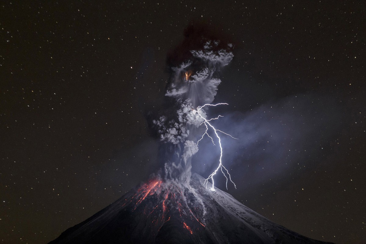 Colima Volcano in Mexico by  Sergio Velasco Garcia, December 13. 2016, 3rd place winner, World Press photo competition https://t.co/MXKhqLGpQE