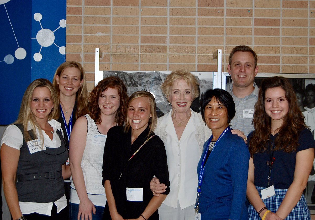 hollandtaylor__'s tweet photo. @HollandTaylor at an event at the Ann Richards School, where she particularly inspired the students with her stories about @AnnRichardsPlay and her own life as an actress! 🙌🏻 https://t.co/uCjktbuqvc