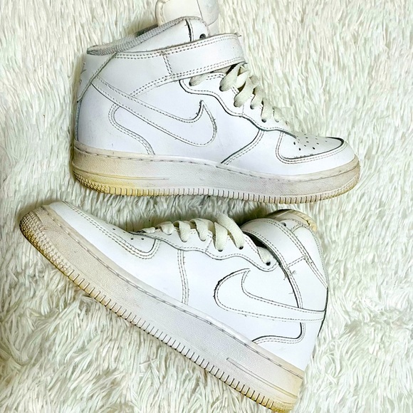 ChicPreloved's tweet photo. So good I had to share! Check out all the items I'm loving on @Poshmarkapp #poshmark #fashion #style #shopmycloset #koral #vintage #nike: https://t.co/4ufd4kpZ50 https://t.co/MNAVvji7lE