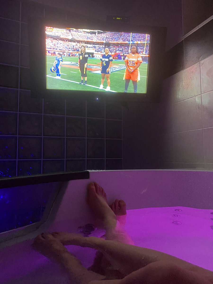El__BIG_Momo's tweet photo. On regarde le match dans le jacuzzi ce soir !!
Aller les Rams #equipeNFL https://t.co/FFqLh71ZrD