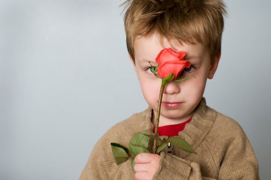 Розочкой ребенка. Мальчик с цветами. Мальчик с розой. Ребенок дарит цветы маме. Мальчик с цветком.