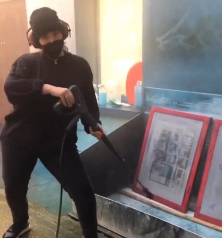 patiorat69's tweet photo. Me defending my right to make art https://t.co/sFVmSfTuKc