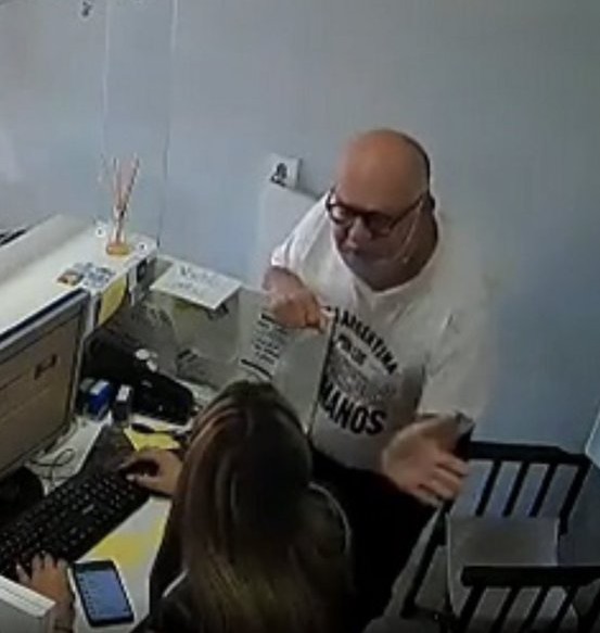 DianaMondino's tweet photo. Hace la V de la paz PERO te cachetea con esa misma mano.

Dice ser discapacitado motriz PERO anda en bicicleta.

Es pegador de mujeres PERO trabaja en DDHH.

Pide disculpas en inclusivE PERO insulta a la antigua.

Ahora pide licencia PERO no renuncia.

Hablan mucho PERO son humo. https://t.co/tYinTJ9N79
