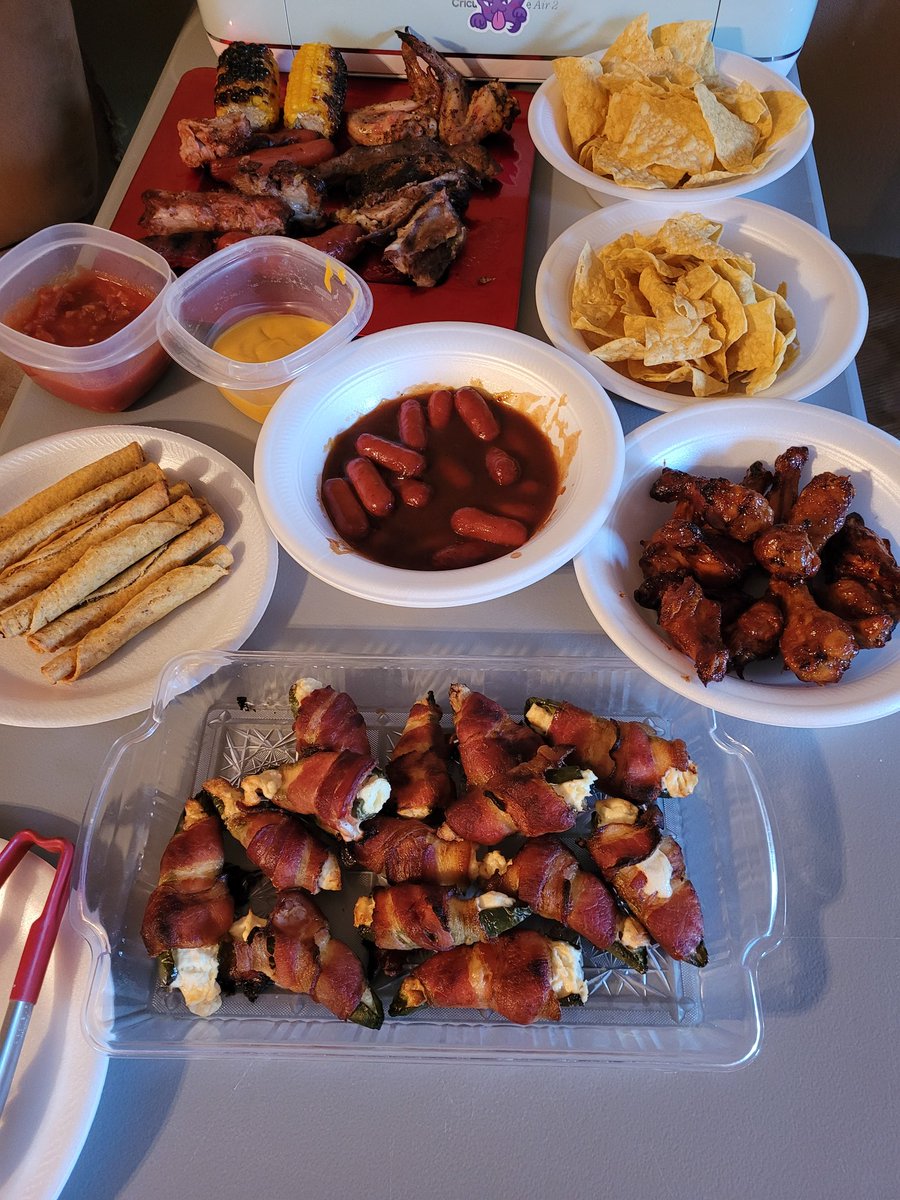 m210martinez's tweet photo. Just a little #foodspread
#SuperBowlSunday #superbowl2022 https://t.co/YDh2Olptt4