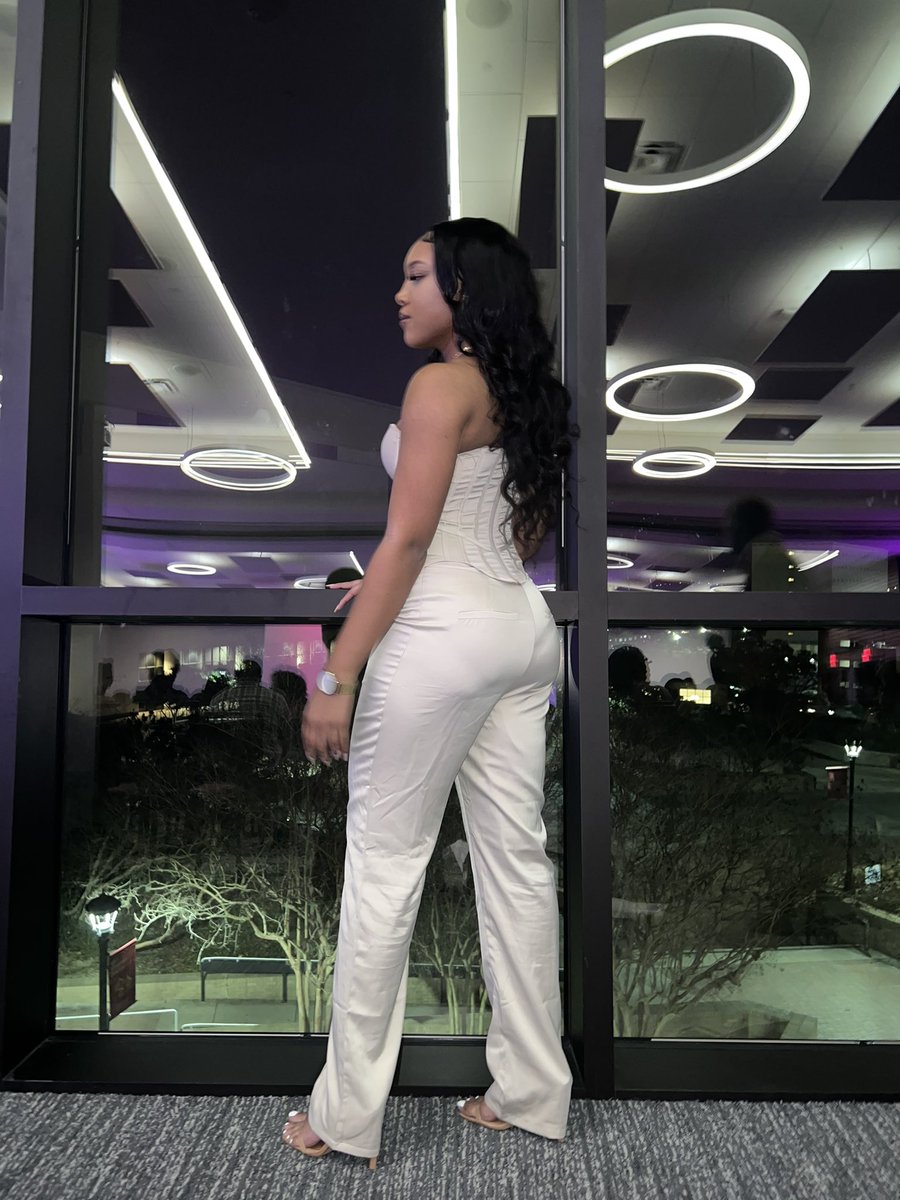 ashhleymoniquee's tweet photo. In case you forgot, i’m made for this 😘 #loveinsession https://t.co/TLdUPD5CjC